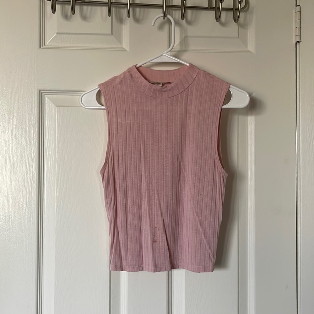 Light pink crop top, sleeveless, slim fit